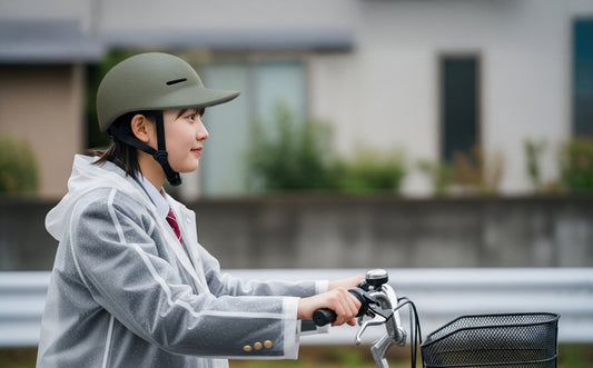 雨の日の自転車通勤・通学、ヘルメットはどうする？濡れない選び方とレインウェアとの併用ルール